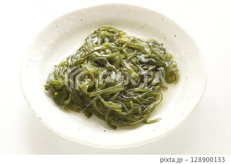 お皿にのせためかぶ 128900133