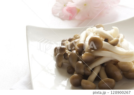 お皿にのせたしめじ 128900267