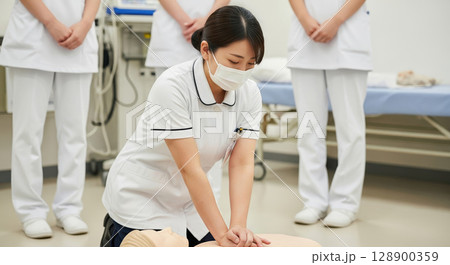 救命講習会で心肺蘇生法を教える看護師 128900359