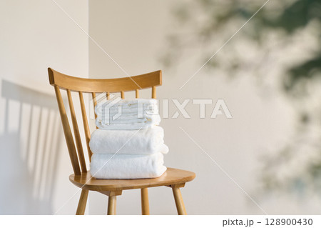 白いバスタオルとフェイスタオル 128900430