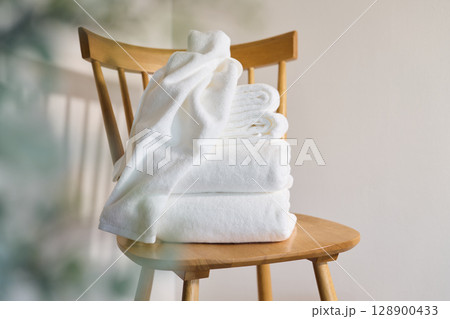 白いバスタオルとフェイスタオル 128900433