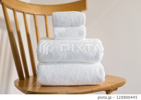 白いバスタオルとフェイスタオル 128900445