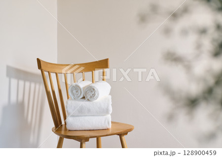 白いバスタオルとフェイスタオル 128900459