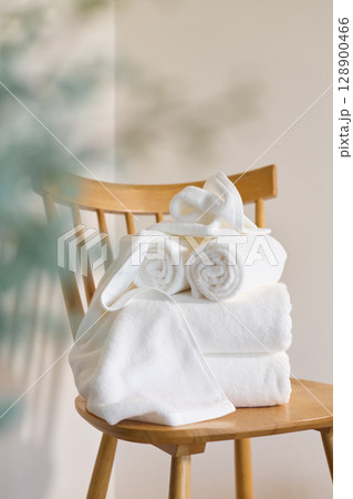 白いバスタオルとフェイスタオル 128900466
