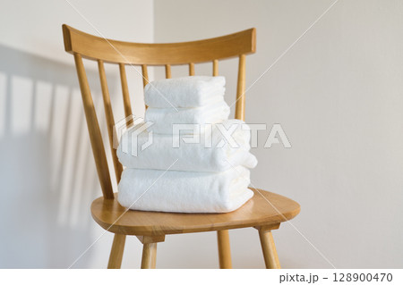 白いバスタオルとフェイスタオル 128900470