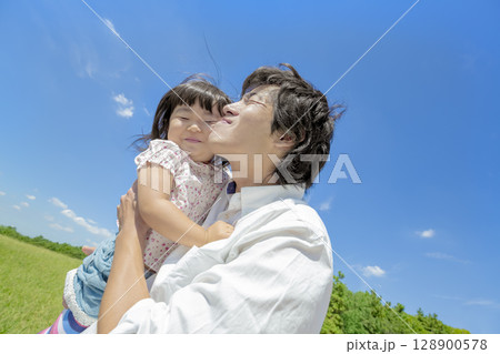 公園で遊ぶ娘と父親 128900578