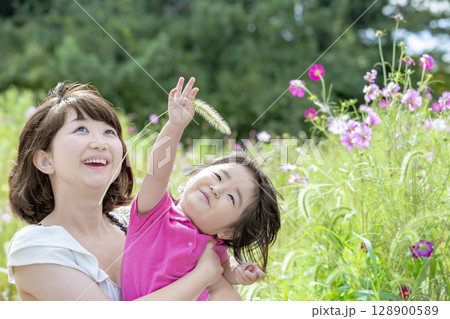 コスモス畑で遊ぶ母と娘 コスモス畑で遊ぶ母と娘 128900589