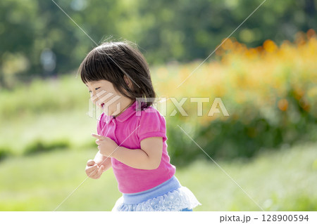 公園で遊ぶ女の子 128900594