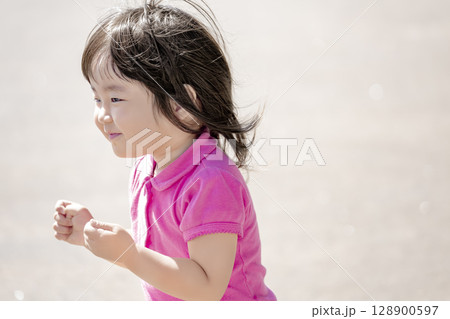 公園で遊ぶ女の子 公園で遊ぶ女の子 128900597