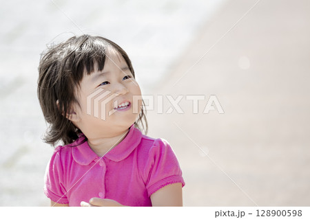 公園で遊ぶ女の子 128900598