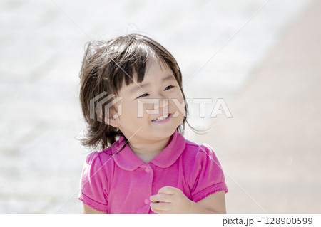 公園で遊ぶ女の子 128900599