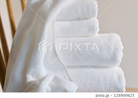 白いバスタオルとフェイスタオル 白いバスタオルとフェイスタオル 128900625