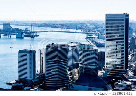 東京港区竹芝桟橋付近の東京湾、2021年の晴れた日の東京湾、遠くに見えるレインボーブリッジ 東京港区竹芝桟橋付近の東京湾、2021年の晴れた日の東京湾、遠くに見えるレインボーブリッジ 128901413