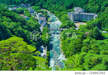 栃木県那須塩原市　夏の塩原温泉と箒川の風景 128901562