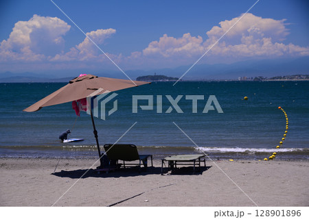 夏の湘南・葉山森戸海岸 128901896