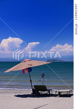 夏の湘南・葉山森戸海岸 128901897
