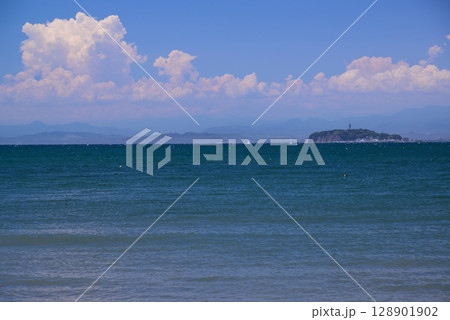 夏の湘南・葉山森戸海岸 128901902