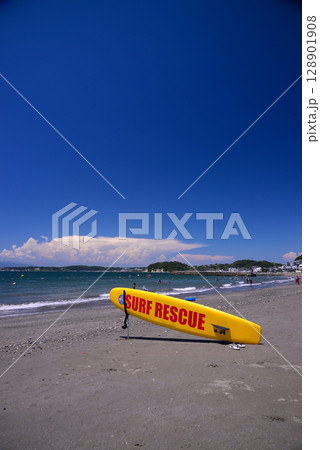 夏の湘南・葉山森戸海岸 128901908