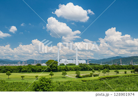 夏の淀川風景 河川敷ゴルフ場 枚方市 夏の淀川風景 河川敷ゴルフ場 枚方市 128901974