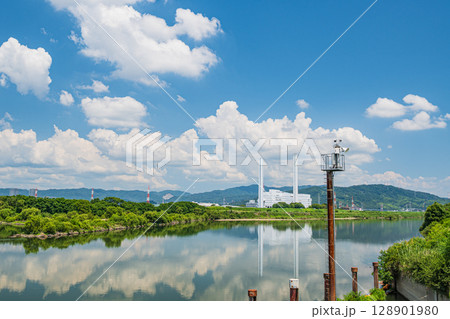 夏の淀川風景　枚方市 128901980
