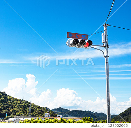 青空が広がる信号機のある田舎の風景 青空が広がる信号機のある田舎の風景 128902066