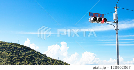 青空が広がる信号機のある田舎の風景 128902067