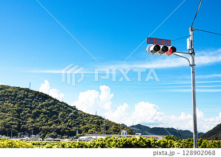 青空が広がる信号機のある田舎の風景 128902068