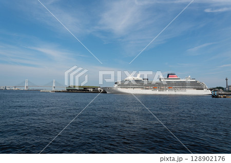 横浜港大さん橋に停泊する飛鳥3と横浜ベイブリッジ、マリンタワー 128902176
