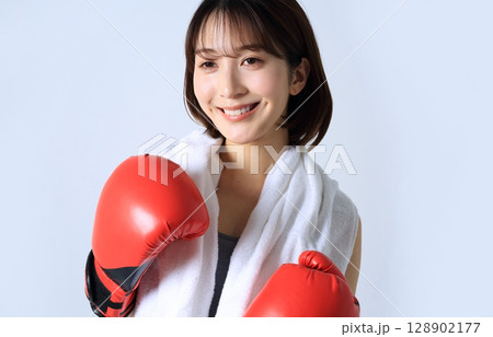 練習後の女性ボクサーのイメージ 128902177