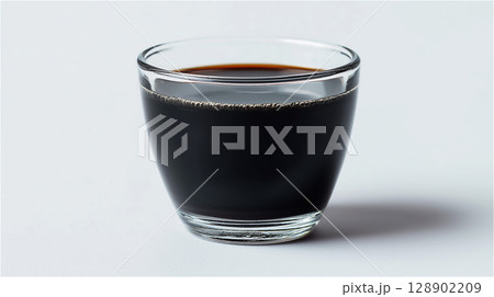 黒酢が満たされたガラスカップのシンプルな構図 128902209