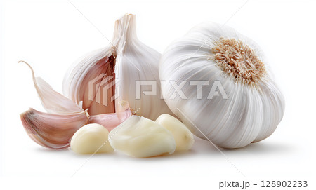 にんにくの球根と断面が美しく並んだ白背景の食品写真 にんにくの球根と断面が美しく並んだ白背景の食品写真 128902233