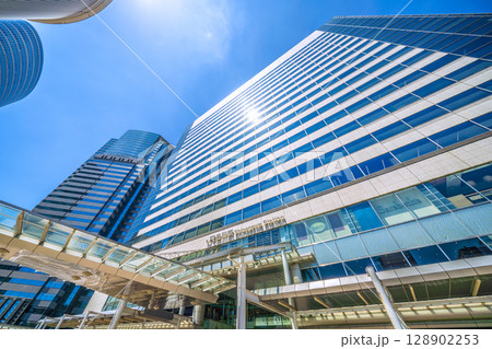 日本の東京都市景観 品川駅やオフィスビルなどを望む＝7月26日 128902253