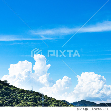 夏の青空と白い雲のシンプルな風景 128902284