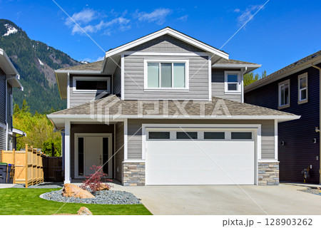 Brand new house on the final stage of construction 128903262