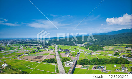 夏の富山県滑川市周辺の様子 夏の富山県滑川市周辺の様子 128903296