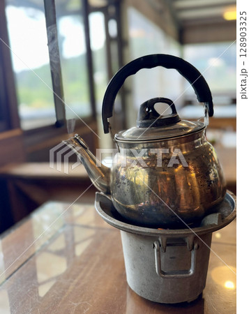 レトロな茶屋の金属やかんと炭火 レトロな茶屋の金属やかんと炭火 128903325