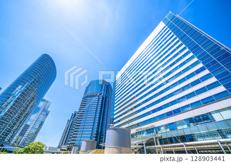 日本の東京都市景観 品川駅やオフィスビル群などを望む＝7月26日 128903441
