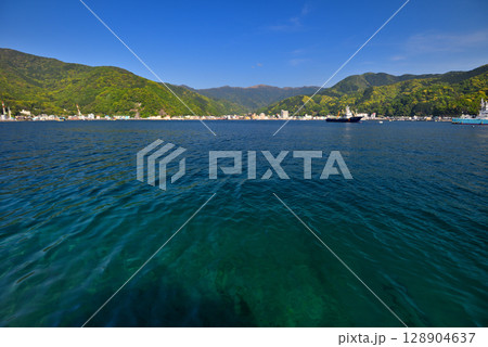 中部地方・伊豆半島・御浜岬・御浜海水浴場から眺める景色、穏やかな戸田港・静岡県沼津市戸田(3) 128904637
