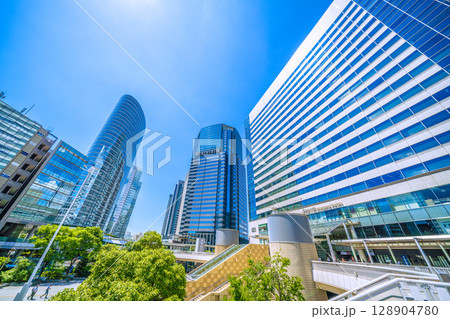 日本の東京都市景観 品川駅やオフィスビル群などを望む＝7月26日 128904780
