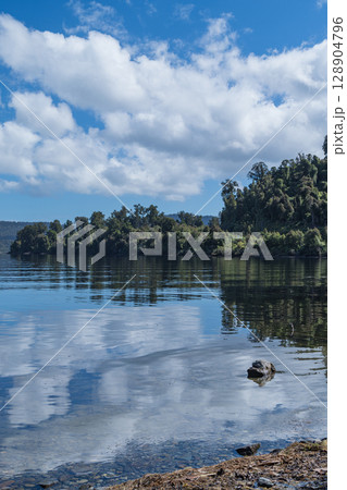 ニュージーランド ウェスト・コースト地方のフランツ・ジョセフ近郊にあるマプリカ湖の湖畔の風景 ニュージーランド ウェスト・コースト地方のフランツ・ジョセフ近郊にあるマプリカ湖の湖畔の風景 128904796