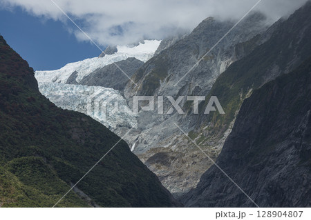 ニュージーランド　ウェスト・コースト地方のウェストランド国立公園内にあるフランツ・ジョセフ氷河 128904807