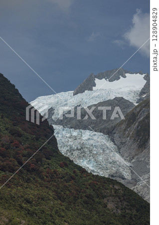 ニュージーランド　ウェストランド国立公園内にあるセンチネル・ロックから見えるフランツ・ジョセフ氷河 128904829