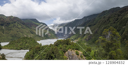 ニュージーランド　ウェストランド国立公園内にあるセンチネル・ロックから見えるフランツ・ジョセフ氷河 128904832