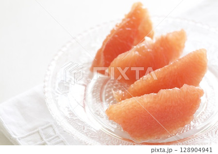 カットしたグレープフルーツルビー 128904941