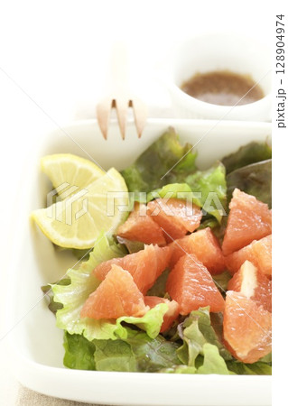 グレープフルーツとレタスのサラダ グレープフルーツとレタスのサラダ 128904974