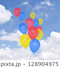 空に舞う風船 128904975