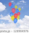 空に舞う風船 128904976