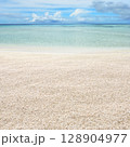 青い海と白い砂浜 128904977