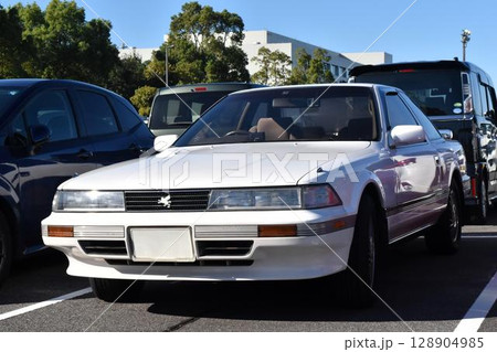 駐車場に駐車する車(トヨタ・ソアラ 2代目） 128904985