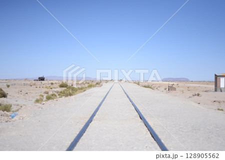 ウユニ、地平線に伸びる鉄道跡 ウユニ、地平線に伸びる鉄道跡 128905562
